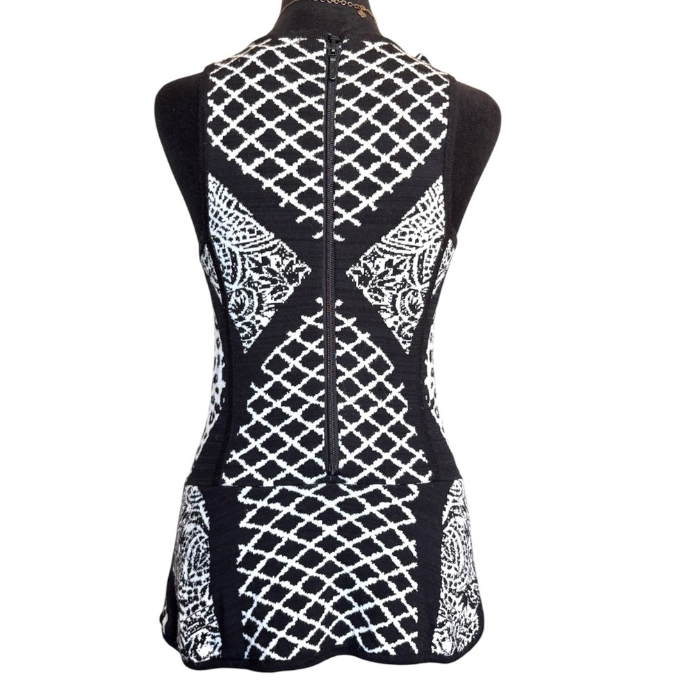 Artelier Small Black & White Geometric Sleeveless Tank Top - Picture 3 of 6
